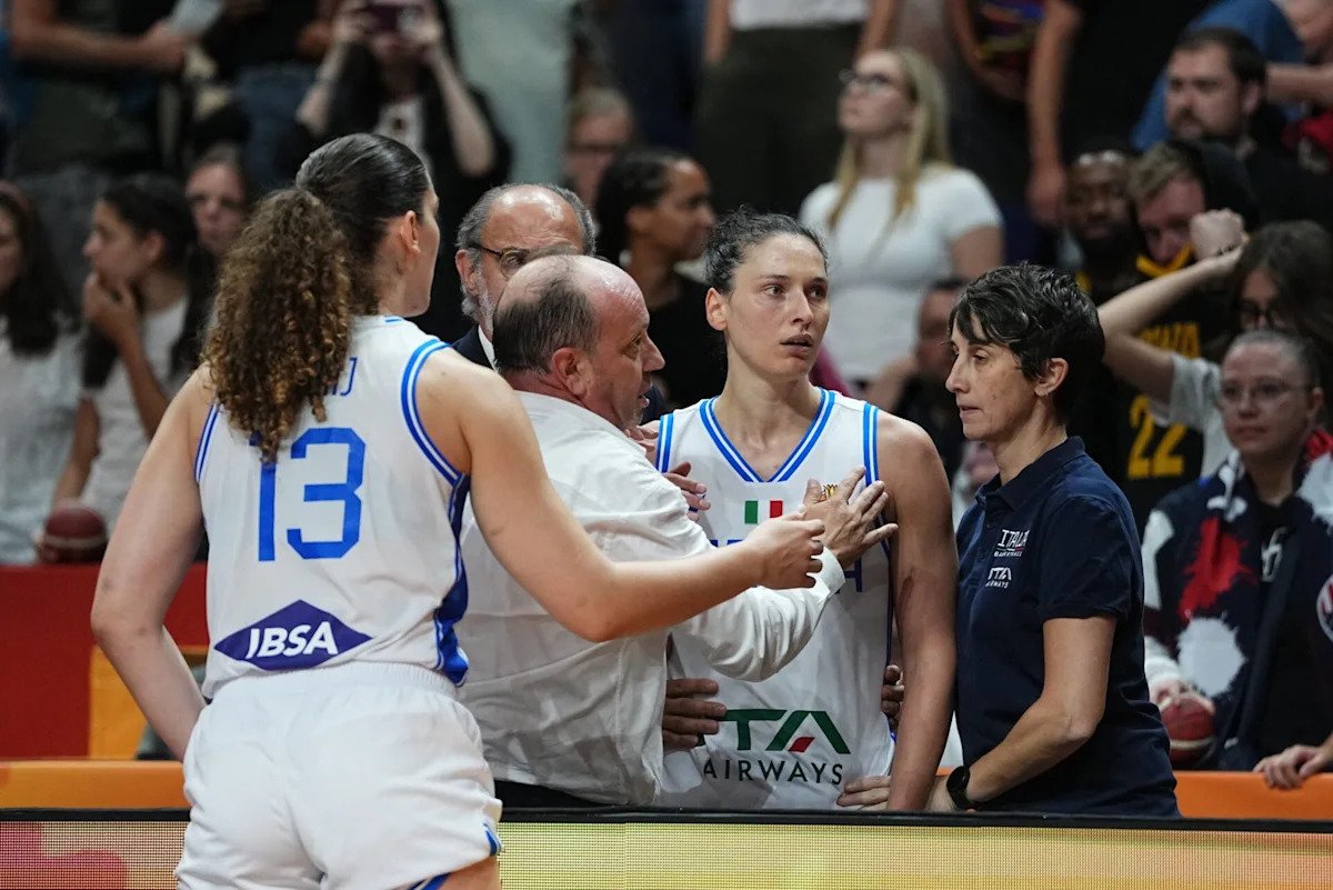 Italy’s Cecilia Zandalasini slammed by Team USA fans after blatant ‘flop’ in FIBA World Cup game