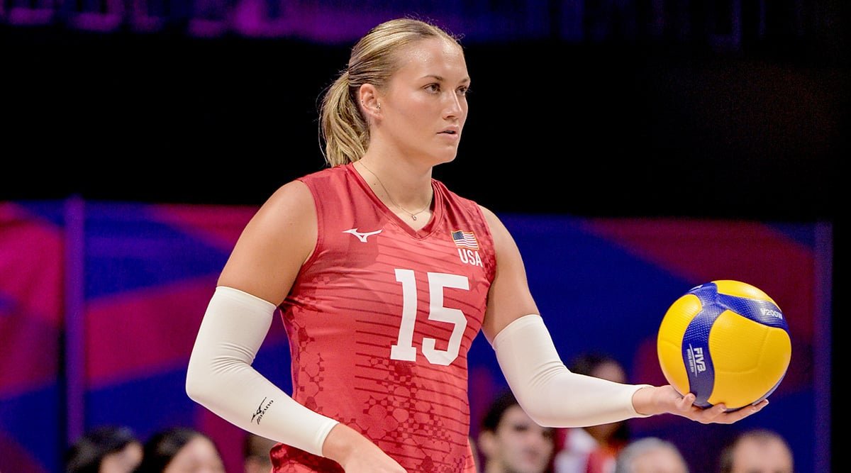 Rachel Fairbanks readies a serve