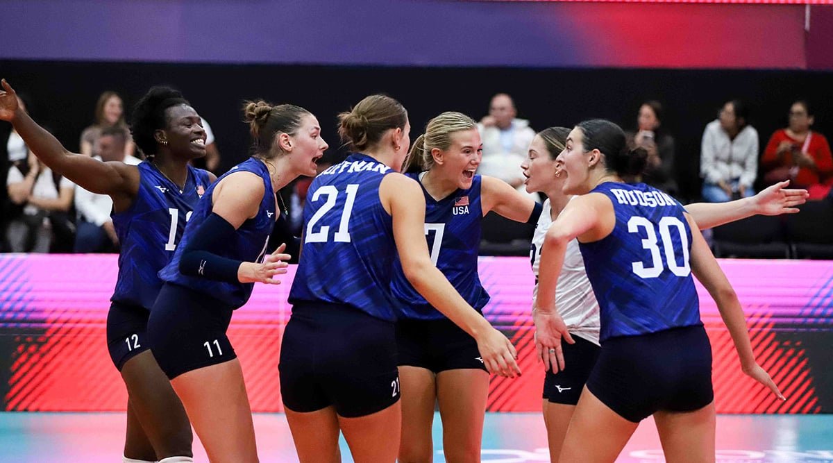The U.S. women's national team celebrates in a huddle