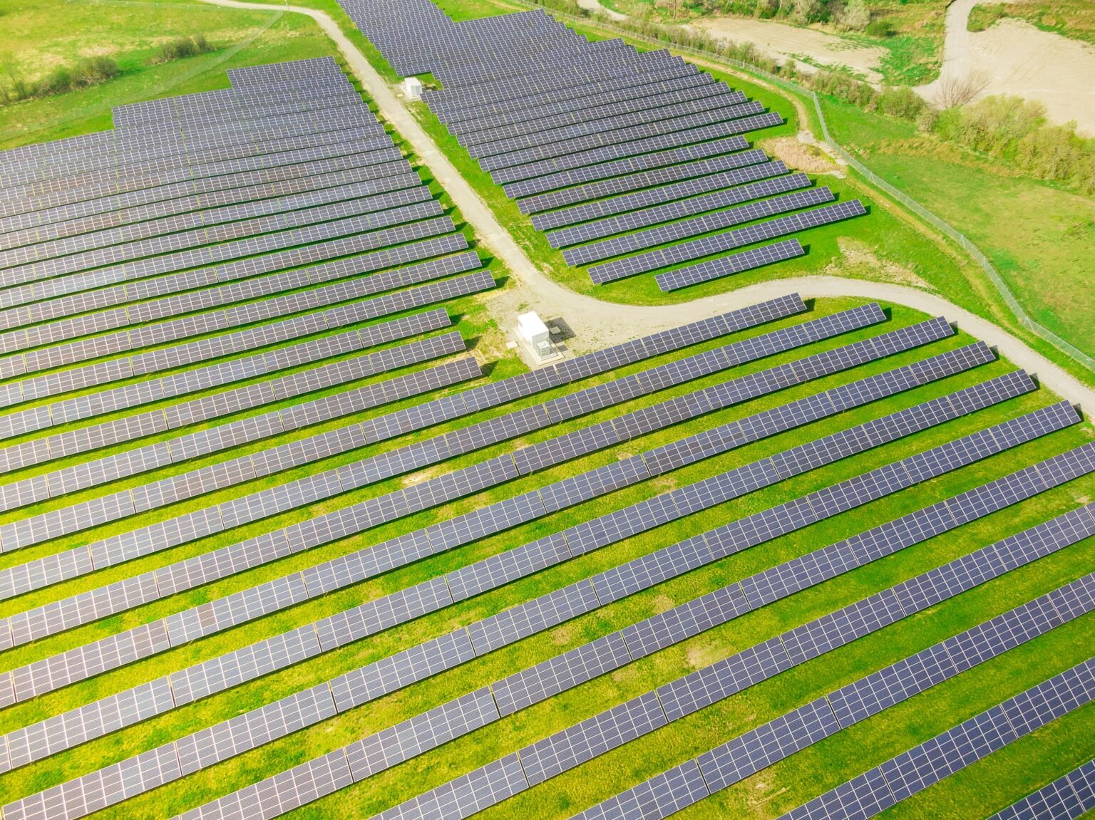 Global solar additions hit 690 GW in 2025