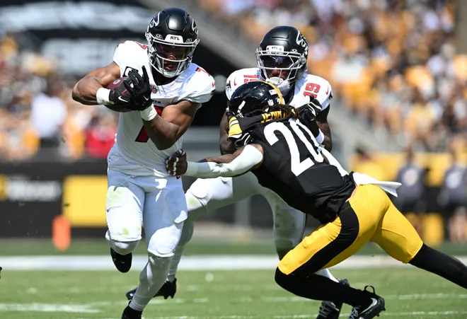 Sep 13, 2026; Pittsburgh, Pennsylvania, USA;  Atlanta Falcons running back Bijan Robinson (7) scores a touchdown past Pittsburgh Steelers safety Rayshawn Jenkins (20) during the first quarter at Acrisure Stadium.  Mandatory Credit: Barry Reeger-Imagn Images