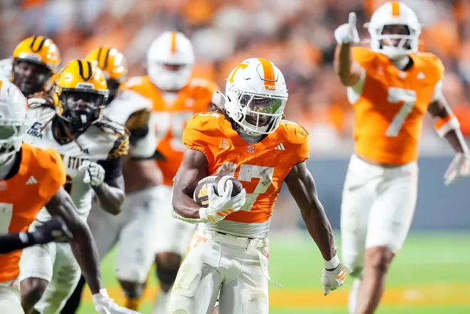 Tennessee running back Daune Morris (17) runs for a touchdown during Tennessee’s college football game against Kennesaw State at Neyland Stadium in Knoxville on Sept. 19, 2026.