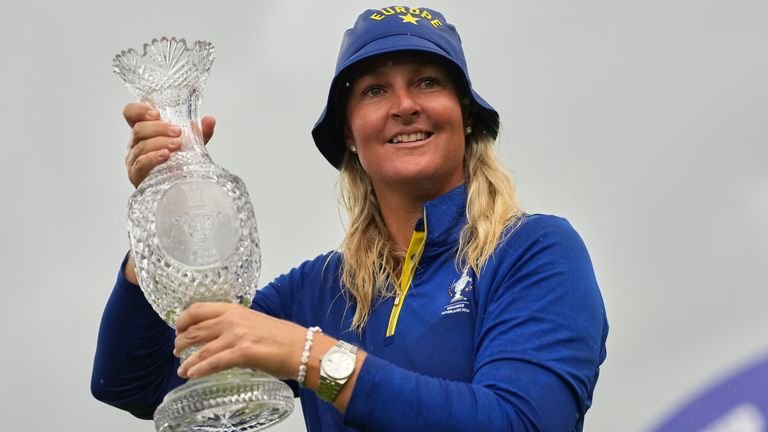  Anna Nordqvist proudly holds the trophy 
