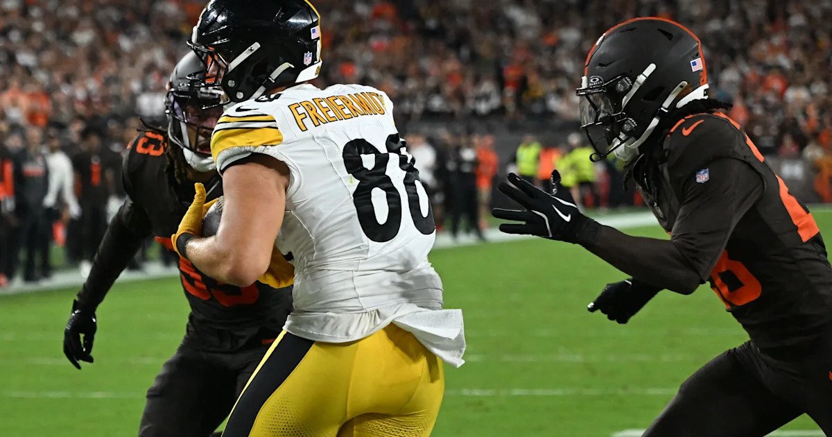 Pat Freiermuth scores late touchdown in Cleveland