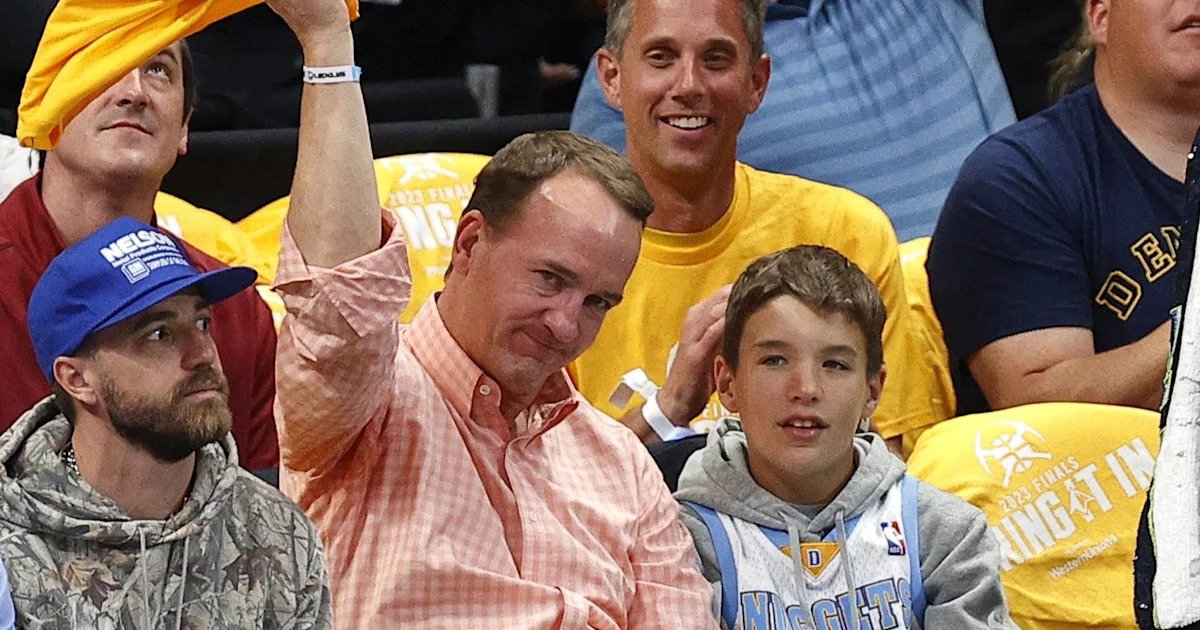 Peyton Manning makes appearance at Baylor-McCallie game with son Marshall back in action