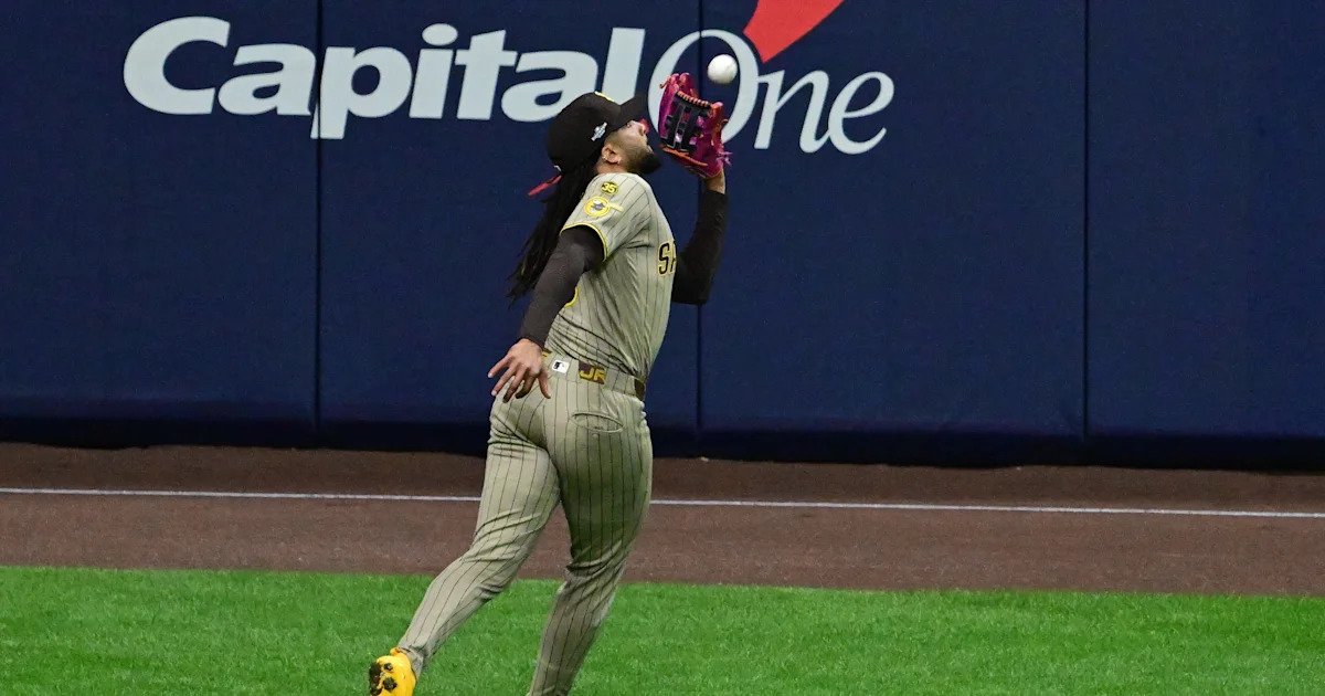 Watch Fernando Tatis Jr. make amazing sliding catch for Padres vs Brewers