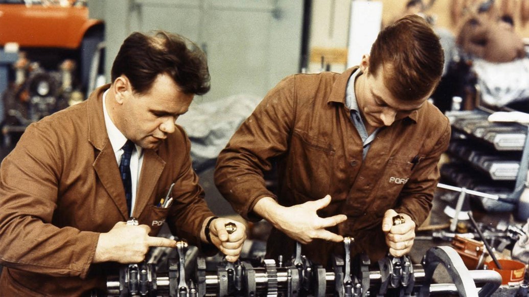 Gerhard Küchle and Valentin Schäffer (left), manufacturing an engine for the Porsche Type 917, 1969/70, Porsche AG
