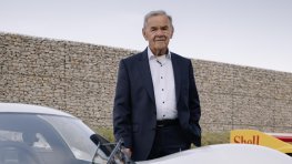 Porsche congratulates Valentin Schäffer on his 95th birthday