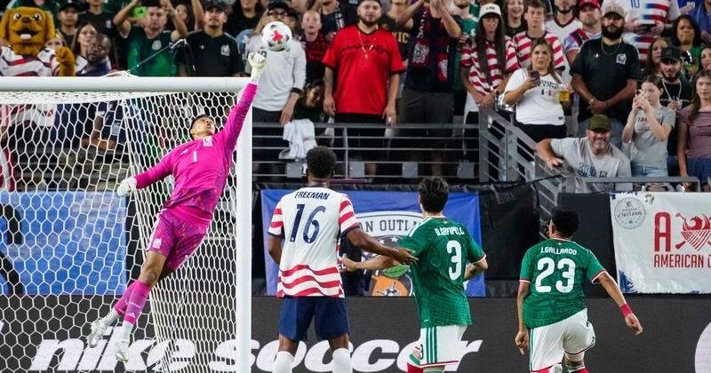 Mexico keeper Jose Rangel (1) makes a save against the USA during an international friendly match at State Farm Stadium in Glendale, on Oct. 3, 2026. | Texas